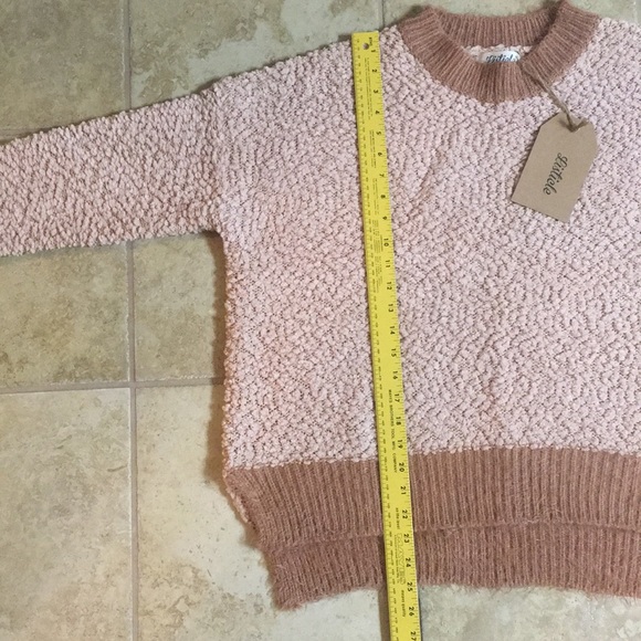 Gorgeous Listicle sweater in size Large - Picture 10 of 10
